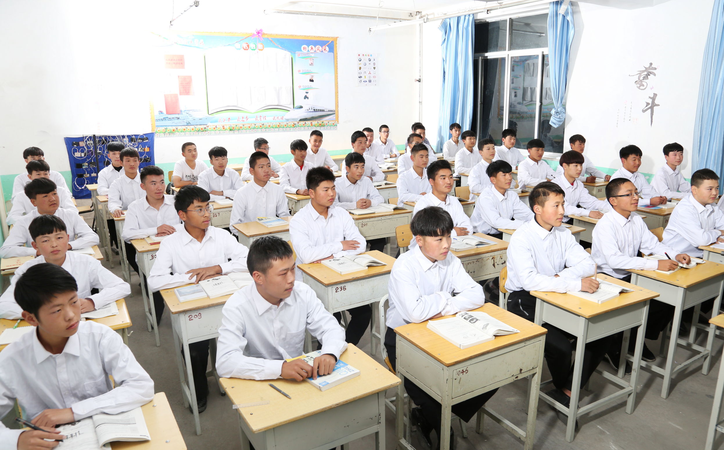 初中畢業上技校學什么專業好，男幼師前景如何？適合這個專業嗎？